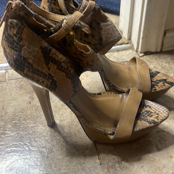 Snakeskin Tan Heels 👠 - Picture 2 of 9